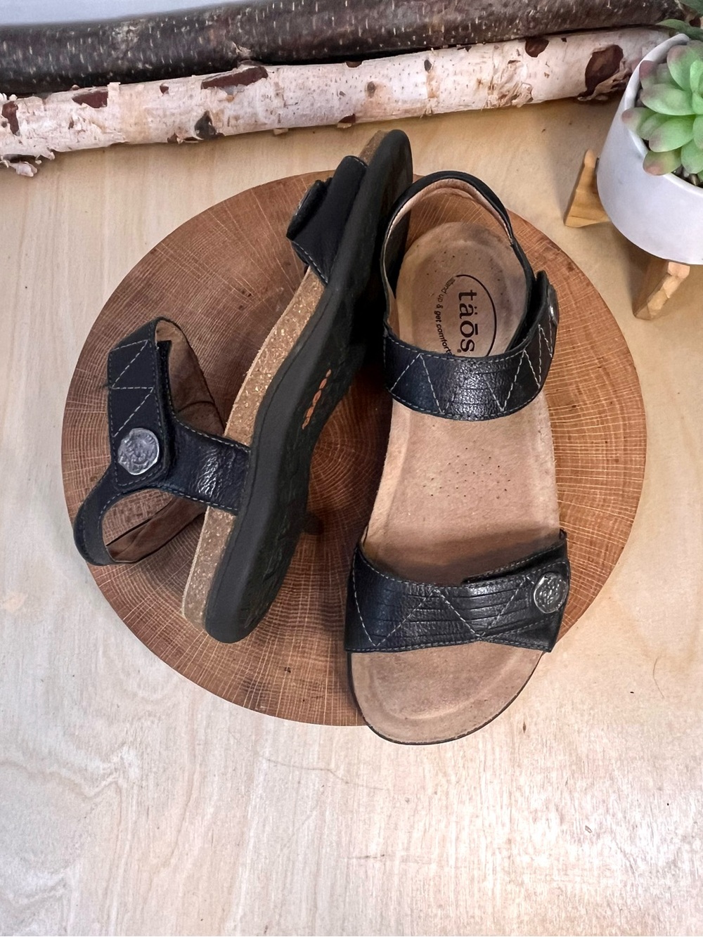 Taos Pio Black Leather Comfort Walking Sandals Size 9